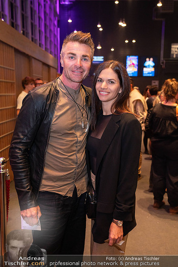 Premiere ´Born to be child´ - Globe Wien - Di 06.10.2026 - Leo HILLINGER mit Freundin, Begleitung36