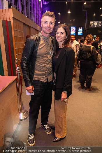 Premiere ´Born to be child´ - Globe Wien - Di 06.10.2026 - Leo HILLINGER mit Freundin, Begleitung37