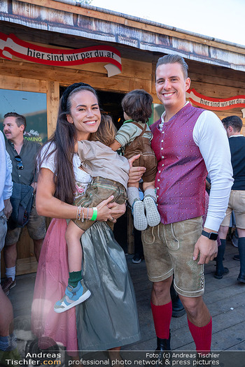 Jungbauern Kalender Präsentation - Wiener Wiesn, Wien - Mi 07.10.2026 - Philipp KNEFZ mit Ehefrau Virginia und Kinder3