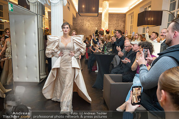 Kaffeesiederball Fashion Show - Bundy Schwarzenbergplatz, Wien - Do 15.10.2026 - Model am Laufsteg, Modenschau110