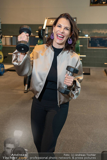 John Harris Fitness Eröffnung - Medicent Salzburg - Do 22.10.2026 - Karoline EDTSTADLER mit Hanteln1