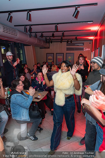 Rose May Alaba Konzert - McDonalds Filiale Riverside Handelskai, Wien - Di 27.10.2026 -  44