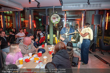 Rose May Alaba Konzert - McDonalds Filiale Riverside Handelskai, Wien - Di 27.10.2026 -  50