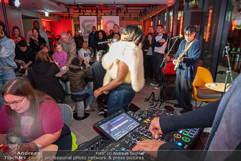 Rose May Alaba Konzert - McDonalds Filiale Riverside Handelskai, Wien - Di 27.10.2026 -  65
