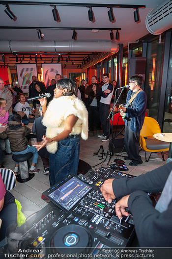 Rose May Alaba Konzert - McDonalds Filiale Riverside Handelskai, Wien - Di 27.10.2026 -  66