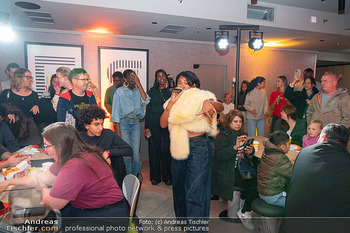 Rose May Alaba Konzert - McDonalds Filiale Riverside Handelskai, Wien - Di 27.10.2026 -  70