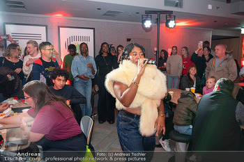 Rose May Alaba Konzert - McDonalds Filiale Riverside Handelskai, Wien - Di 27.10.2026 -  71