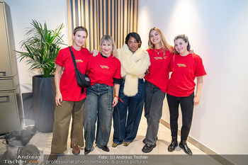 Rose May Alaba Konzert - McDonalds Filiale Riverside Handelskai, Wien - Di 27.10.2026 -  74