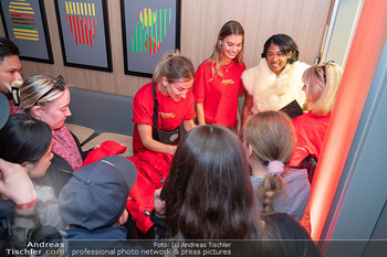 Rose May Alaba Konzert - McDonalds Filiale Riverside Handelskai, Wien - Di 27.10.2026 -  78