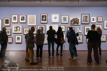 Ausstellungseröffnung ´Her Story´ - Albertina, Wien - Do 29.10.2026 - Besucher, Kunstinteressierte betrachten Galerie, Bilder, Ausstel56