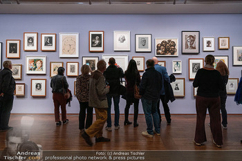 Ausstellungseröffnung ´Her Story´ - Albertina, Wien - Do 29.10.2026 - Besucher, Kunstinteressierte betrachten Galerie, Bilder, Ausstel57