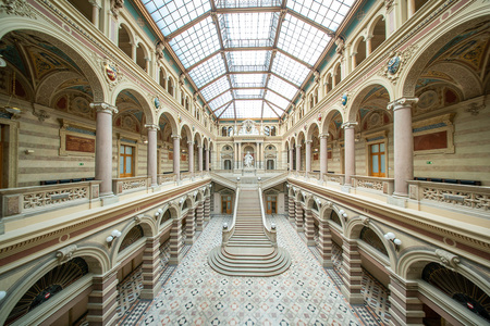Monumentale Aula und Prunkstiege des Justizpalastes in Wien - Zentralhalle im Wiener Justizpalast by Andreas Tischler