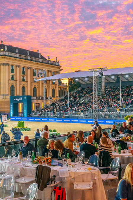 Reitturnier Longines Global Champions Tour - Schöner Sonnenuntergang, Abendstimmung, VIP-Bereich by Andreas Tischler