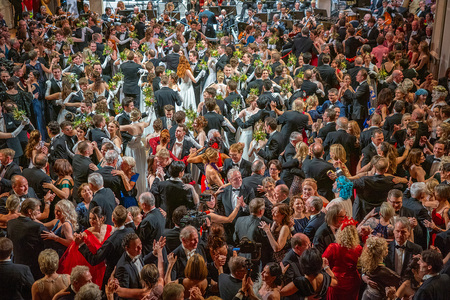 25. Grazer Opernredoute Ball, - Übersichtsfoto Ballsaal Festsaal Tanzfläche Tanzpaare Ballsais by Andreas Tischler
