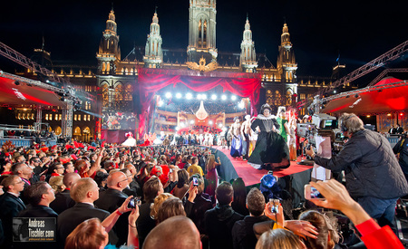 20. Lifeball Magenta Stage Bühne Acts Eröffnungsshow - Rathausplatz, Showfinale, Publikum by Andreas Tischler