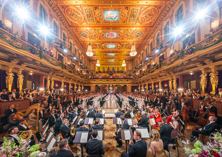 Philharmonikerball - Ball der Wiener Philharmoniker im Musikverein - Übersichtsfoto Balleröffnung goldener Musikvereinssaal, Debüt by Andreas Tischler